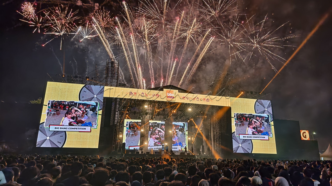 Pengunjung menyaksikan pesta kembang api pada<em> opening ceremony</em>&nbsp;BigBang Festival 2024 di Jiexpo Kemayoran, Jakarta, Sabtu (21/12/2024).