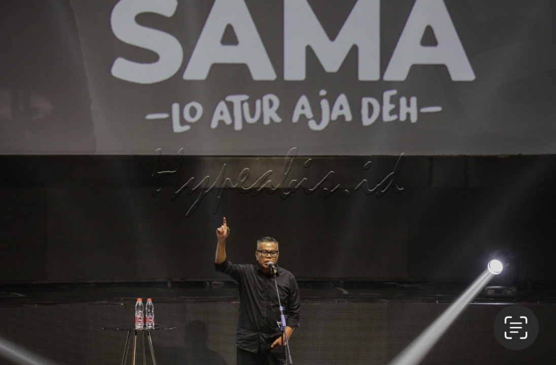 <em>Stand up comedian</em> Abdel Achrian tampil dalam acara <em>Stand Up Comedy World Tour Lima Sama</em> di Jakarta, Jumat (20/12/2024). Acara ini juga menampilkan sejumlah <em>stand up comedian</em> seperti Gilang Baskara dan Mamat Alkatiri.