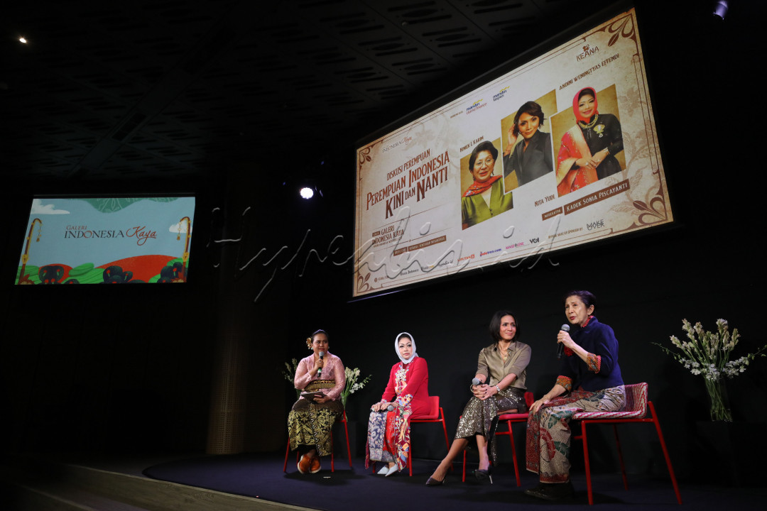 Aktris Niniek L. Karim (dari kanan) bersama dengan Jurnalis Andini Weningtyas Effendi, Ketua Umum Ikatan Wanita Pengusaha Indonesia (IWAPI) Nita Yudi dan Moderator Kadek Sonia Piscayanti saat diskusi bertema Perempuan Indonesia Kini dan Nanti di Galeri Indonesia Kaya, Jakarta, Minggu (22/12/2024). Diskusi tersebut membahas mengenai peran penting perempuan dalam masyarakat.