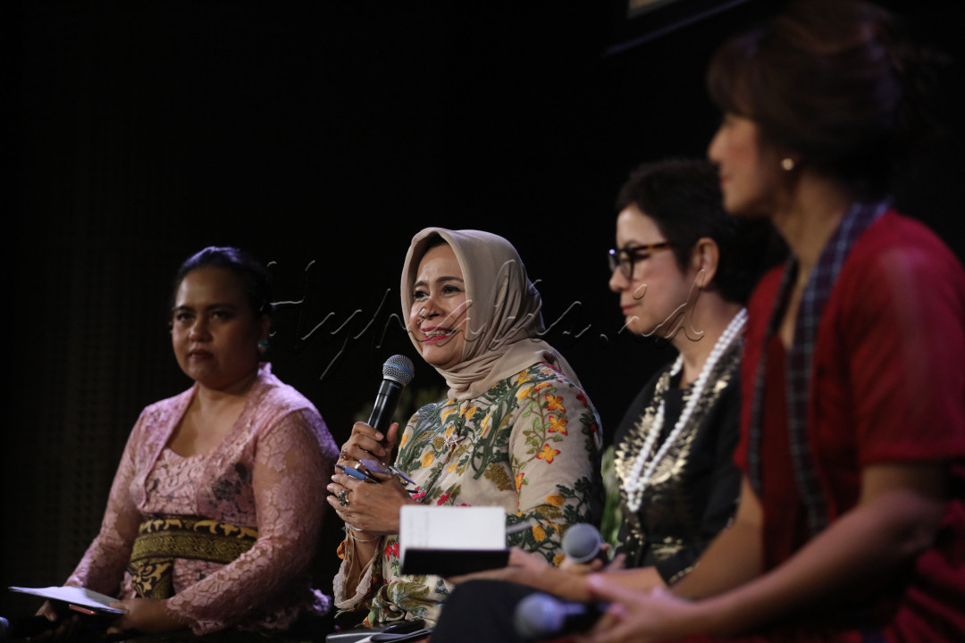Selain pertunjukan teater monolog, acara Panggung Gagasan ini menghadirkan sesi gelar wicara yang membahas soal isu-isu perempuan. Gelar wicara bertajuk Perempuan Indonesia: Kini dan Nanti ini mengundang enam tokoh perempuan sebagai pembicara.