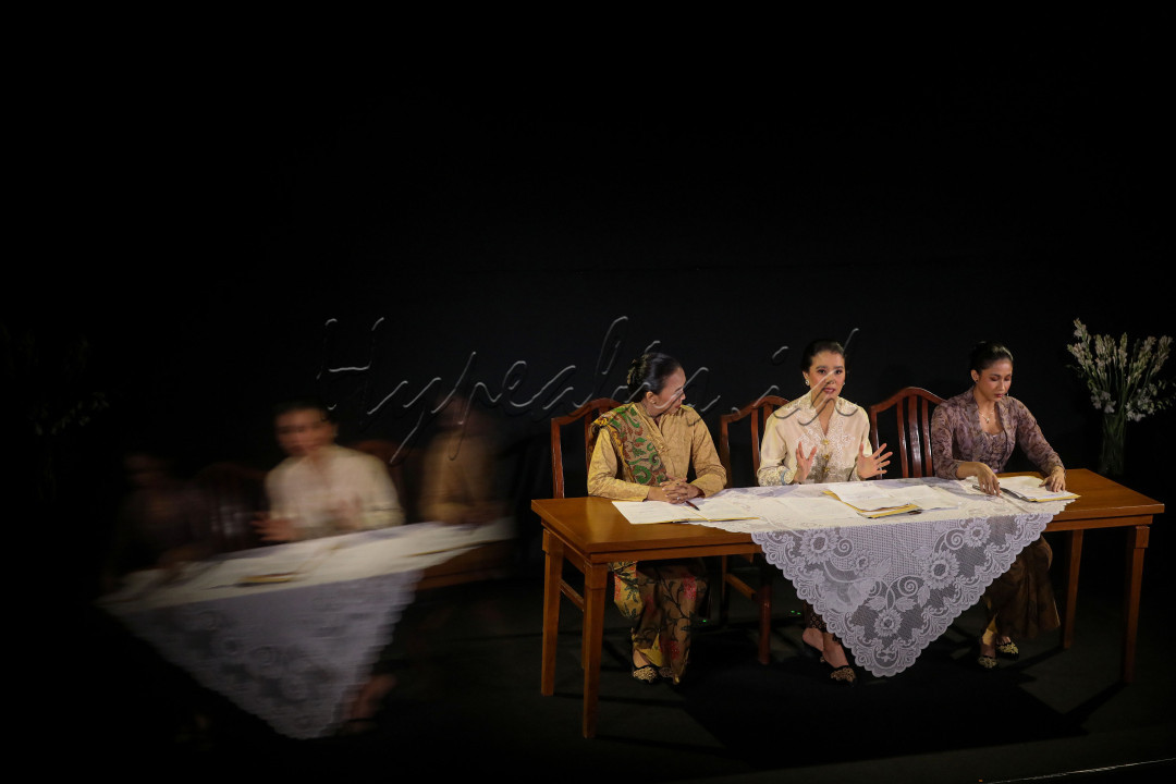 Aktris Ruth Marini (dari kiri) bersama dengan Marcella Zalianty, dan Aghniny Haque mementaskan teater Karena Aku Perempuan: Kelahiran Sebuah Pergerakan di Galeri Indonesia Kaya, Jakarta, Minggu (22/12/2024). Teater berkonsep monolog ini terinspirasi dari satu peristiwa sejarah penting kaum hawa, yakni ketika Kongres Perempuan pertama digelar di Yogyakarta pada 22&ndash;25 Desember 1928. Dalam peristiwa yang terjadi hampir satu abad lalu itu, para perempuan dari berbagai organisasi pergerakan Indonesia berkumpul bersama untuk memperjuangkan hak dan memperkuat pemberdayaan perempuan.