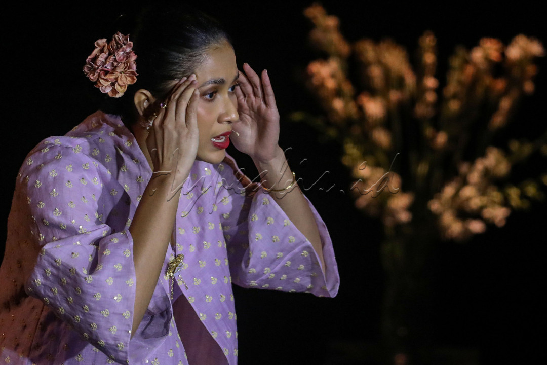 Pentas ini juga akan menghadirkan kisah perjuangan tiga tokoh perempuan penggerak Kongres Perempuan, yaitu Nyonya Sukonto, Sujatin, dan Nyi Hajar Dewantara. Melalui kisah mereka, pementasan ini mengajak penonton untuk memahami dan mengapresiasi perjalanan panjang perempuan Indonesia dalam mencapai kebebasan dan kesetaraan.