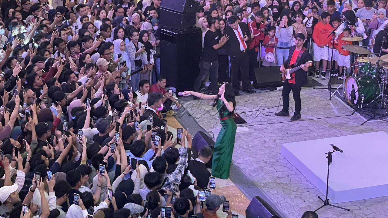 Pengunjung menyaksikan penampilan penyanyi Lyodra di Plaza Senayan, Minggu (22/12/2024).&nbsp;