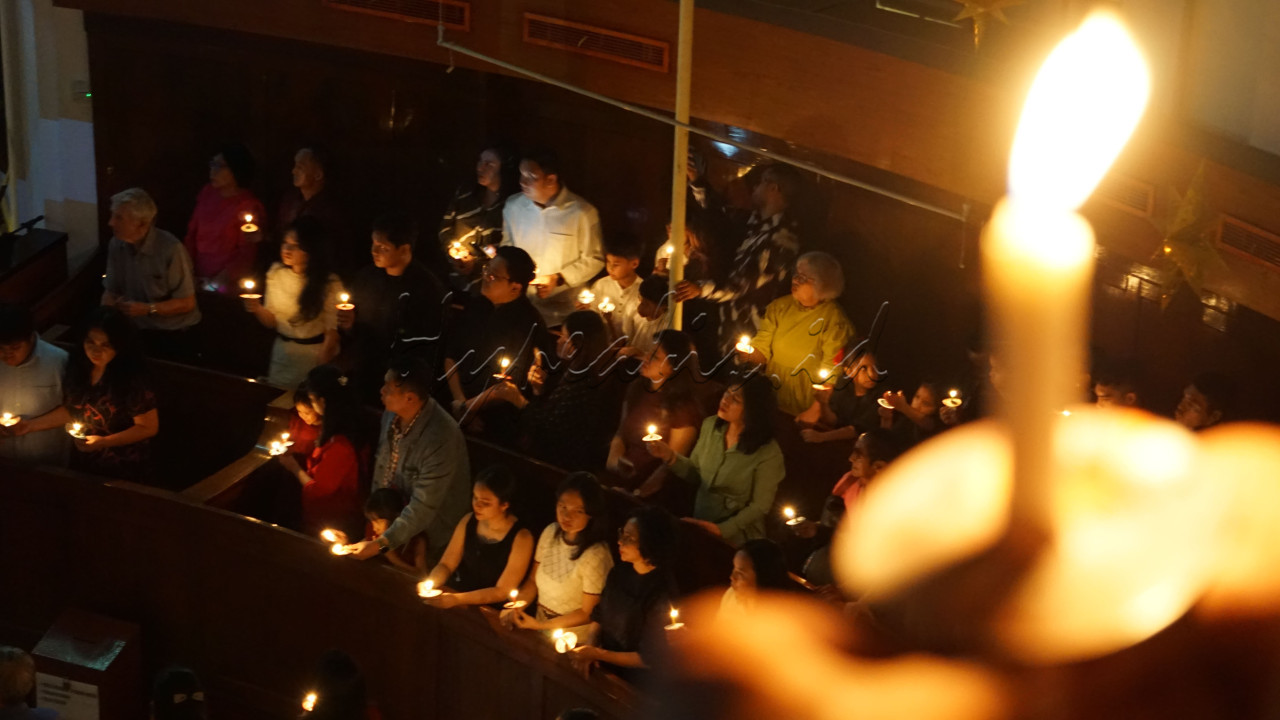 Umat Kristiani mengikuti misa malam Natal 2024 di&nbsp;GPIB Immanuel Jakarta,Selasa (24/12/2024). Gereja tersebut menggelar dua sesi misa malam Natal yakni pada pukul 18.00 dan 21.00 yang dihadiri sekitar 2.000 jemaat di bagian dalam dan luar gereja.