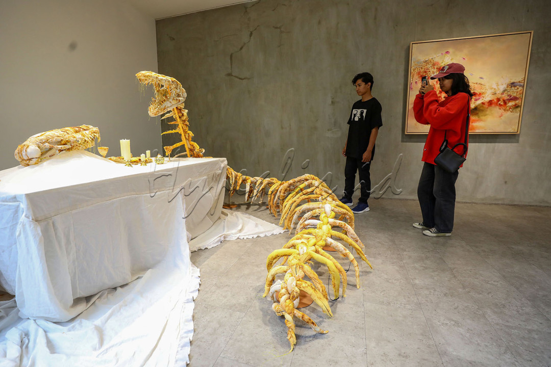 Dalam pameran ini, Rizka mengangkat mitos tentang buaya penghuni sungai di tempat kelahirannya, Banjar, Kalimantan Selatan. Semuanya diterjemahkan lewat dua karya instalasi berukuran besar, 18 lukisan abstrak di atas kanvas, serta senarai lukisan pastel minyak di atas kertas. Salah satu yang istimewa adalah lewat instalasi bertajuk Magical Crocodile (2022), yang menghadirkan meja dan kursi yang dibungkus kain putih, lilin, dupa, dan dua patung lunak berwujud kerangka buaya. Suasana magis,langsung terasa saat instalasi ini didekati, layaknya sebuah sesajen.