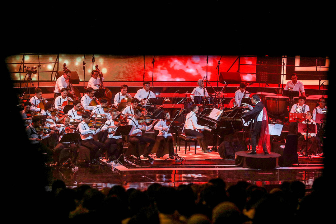 Pentas yang berlangsung selama lebih dari 2 jam itu membuat para penonton berdecak kagum. Bagi para pencinta film anime dan permainan <em>video game</em>, pertunjukan orkestra yang dipimpin oleh konduktor Avip Priatna tersebut membawa pendengar masuk ke dalam dunia anime dan gim.<br />
<br />
Editor : Yayus Yuswoprihanto<br />
&nbsp;