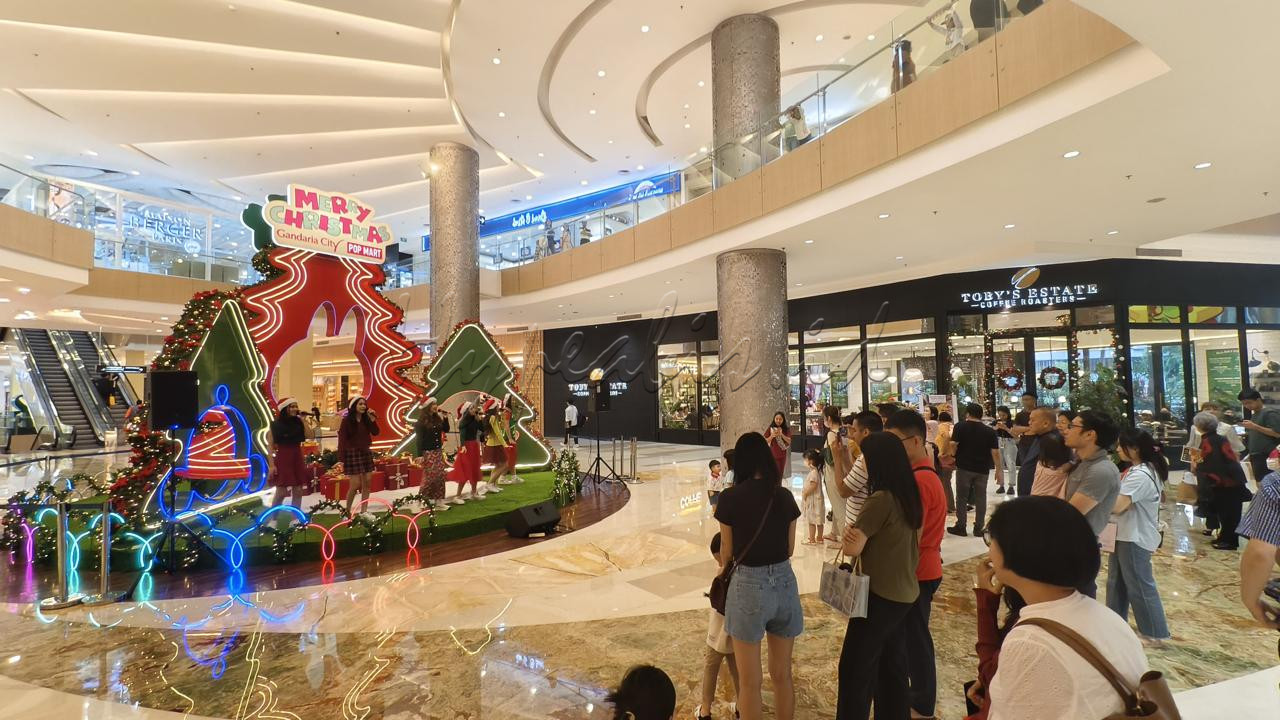 Selain persembahan lagu, pusat perbelanjaan tersebut juga menyediakan berbagai permainan dan foto bareng Santa yang dapat diikuti oleh semua pengunjung untuk menyambut Natal. Selamat Hari Natal 2024 yaa...!<br />
<br />
Editor : Yayus Yuswoprihanto
