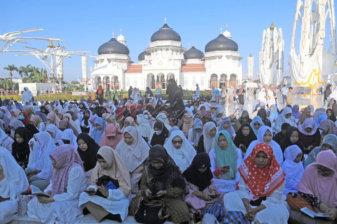 Ribuan warga menghadiri acara Peringatan 20 Tahun Tsunami di Halaman Masjid Raya Baiturrahman Banda Aceh, DI Aceh, Kamis (26/12/2024). Keggiatan yang digelar Pemerintah Provinsi Daerah Istimewa Aceh tersebut diisi dengan dzikir, salawat, dan doa bersama.
