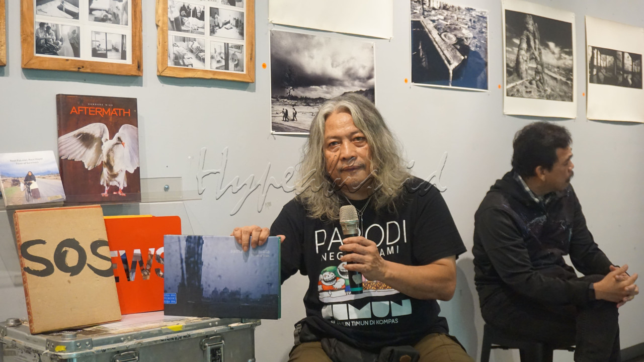 Yayasan Riset Visual Mata Waktu menggelar temu wicara dalam rangka memperingati peristiwa bencana alam tsunami Aceh - Nias yang terjadi 20 tahun silam. Acara temu wicara menghadirkan nara Pegiat Visual Mata Waktu&nbsp;Oscar Motuloh, Pewarta Foto Senior Antara Maha Eka Swasta, Disainer Buku Andi Ari Setiadi dan moderator Eddy Hasby.