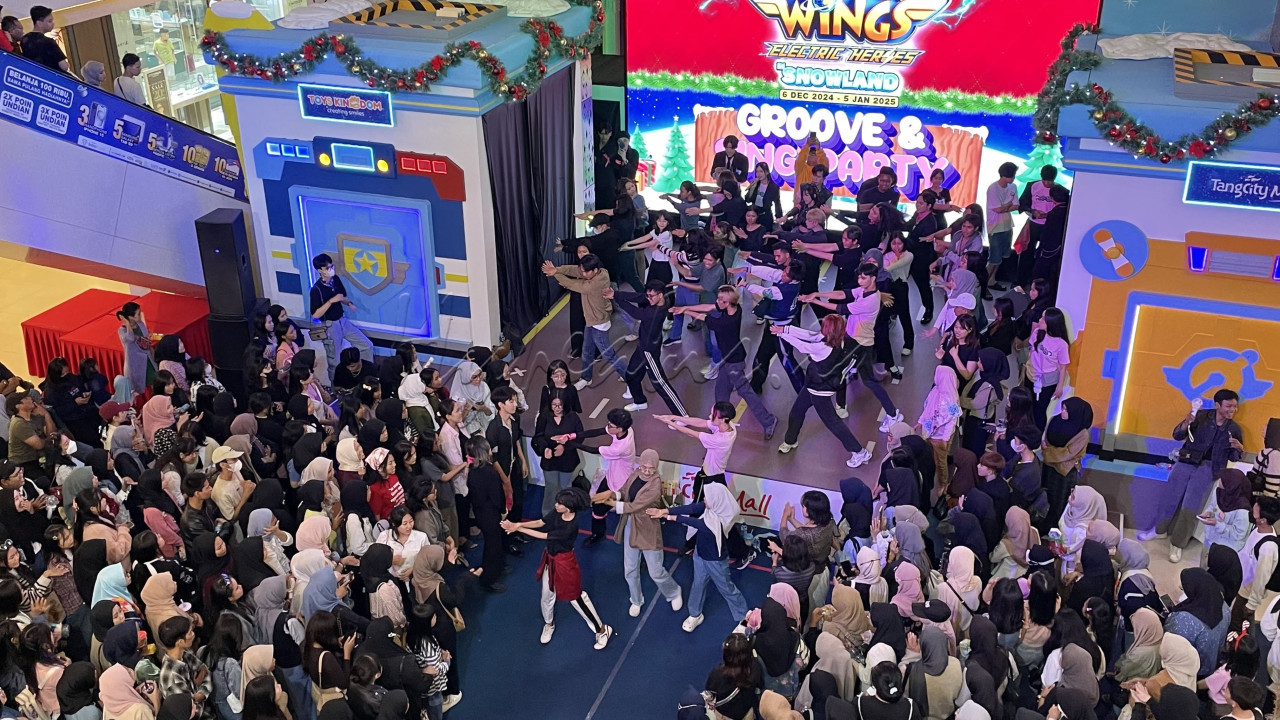 Para Kpopers dari berbagai fandom turut meramaikan acara Random Play Dance dan Noraebang Party yang digelar di TangCity Mall, Tangerang, Banten, Sabtu (28/12/2024).