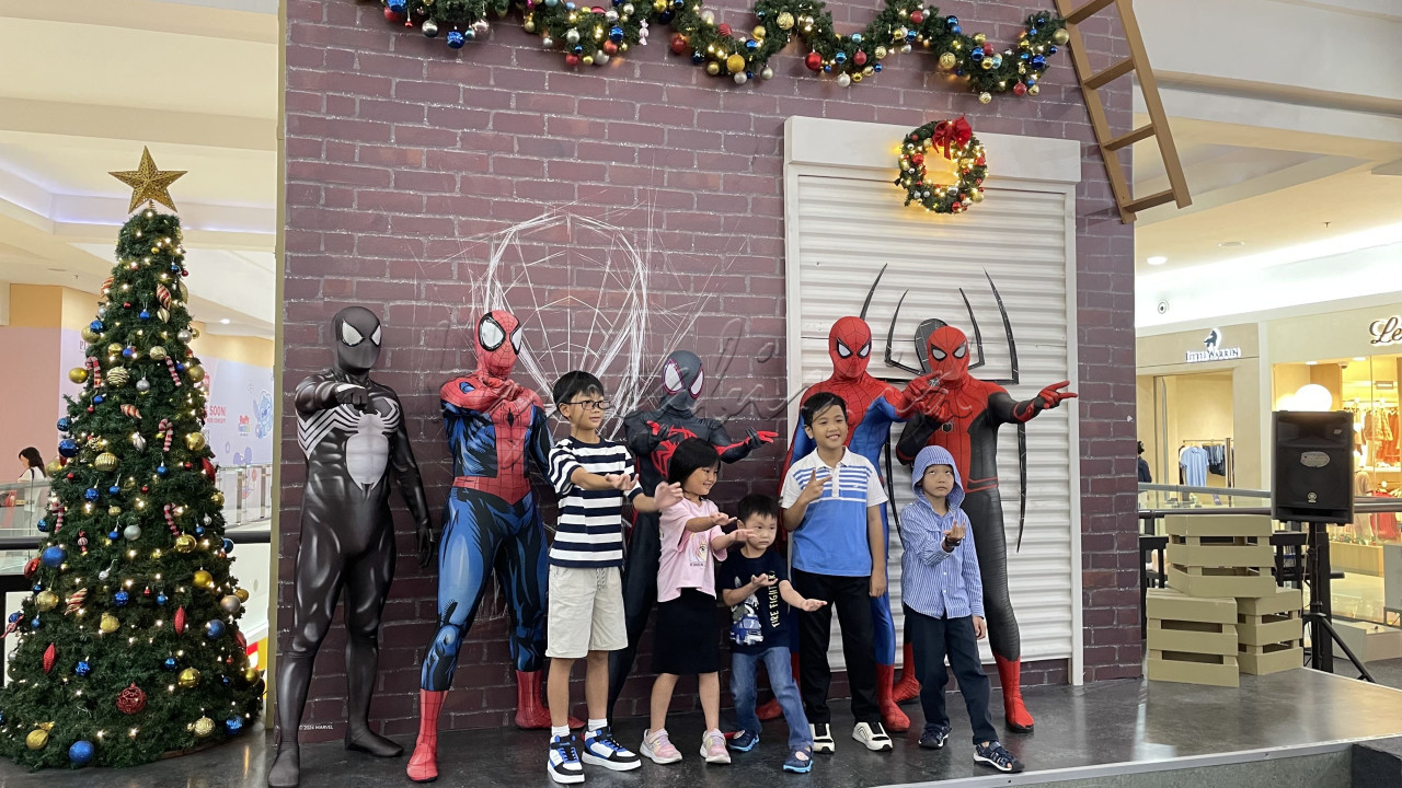 Meyambut liburan sekolah semester genap Juni-Juli 2023, Supermal&nbsp;Karawaci&nbsp; menghadirkan Spider-Man&trade;: Across The Spider-Verse,&nbsp;Minggu (29/12/2024). Acara yang digelar hingga 5 Januari 2025 ini memberi kesempatan para pengunjung untuk berfoto bersama cosplayer Spiderman yang tidak dipungut biaya