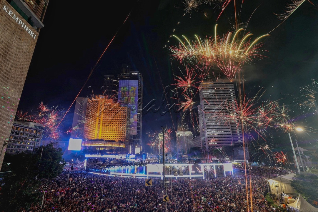 Ribuan warga memadati kawasan Bundaran HI, Jakarta, Rabu (1/1/2025). Pemprov DKI Jakarta menggelar perayaan malam Tahun Baru 2025 di Bundaran HI dengan mengangkat tema&nbsp;<em>Semarak Jakarta Mendunia. </em>Tema tersebut diambil untuk menyongsong 5 Abad Jakarta<em>.&nbsp;&nbsp;</em>