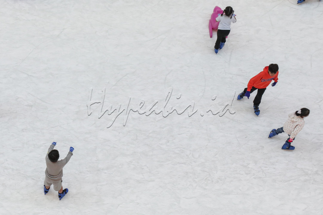 Fasilitas yang disediakan oleh salah satu mal adalah wahana bermain ski yang dihiasi dengan turunnya salju buatan. Wahana tersebut cukup menarik minat para pengunjung. &nbsp;&nbsp;<br />
<br />
Editor : Yayus Yuswoprihanto