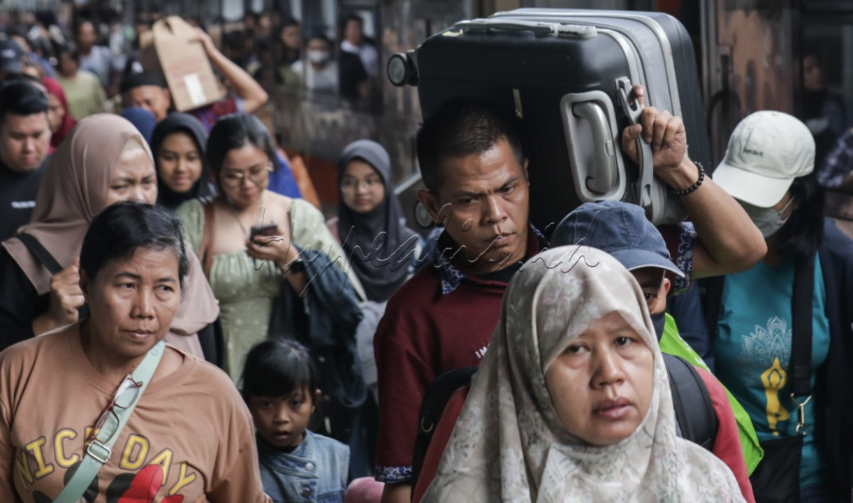 Kereta api menjadi pilihan bagi yang ingin menikmati perjalanan sambil melihat pemandangan asri.<br />
<br />
Editor : Nurul Hidayat