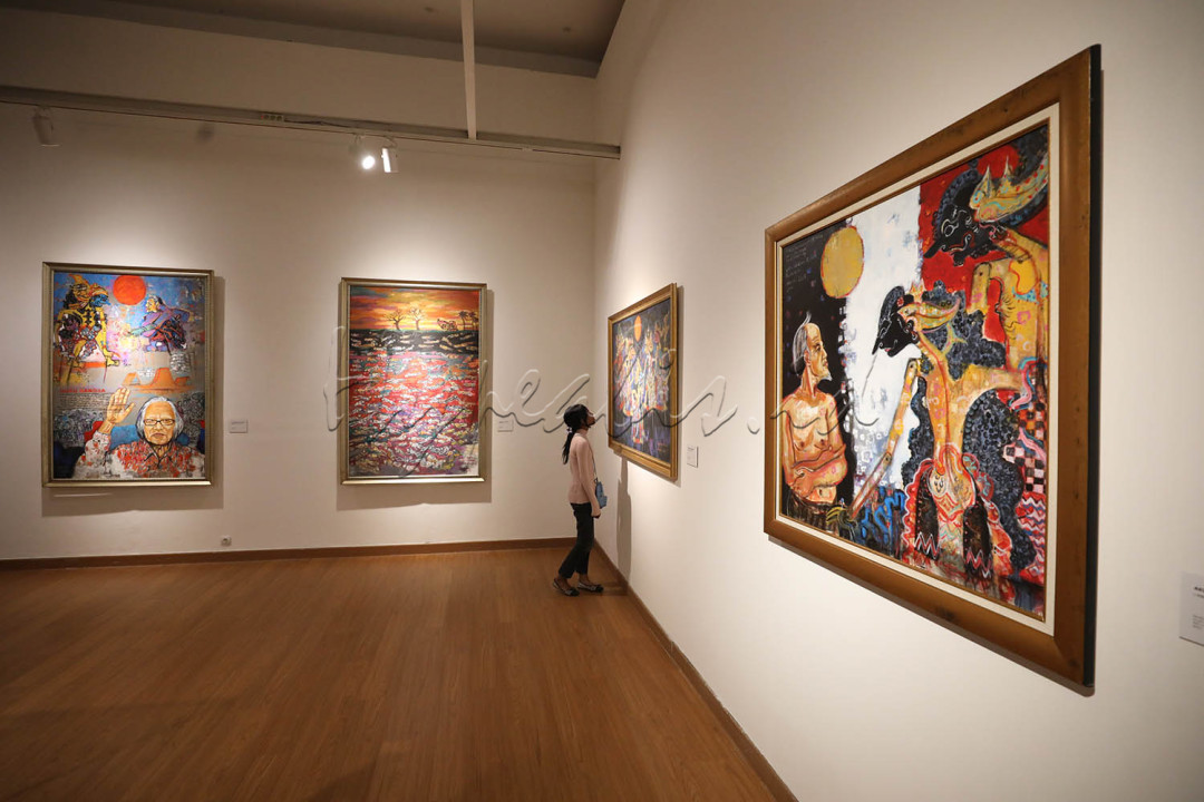 Pengunjung mengamati lukisan pada pameran Jejak Perlawanan Sang Presiden 2001 karya Hardi di Galeri Nasional, Jakarta, Kamis (9/1/2025). Pameran tersebut digelar untuk mengenang perjalanan almarhum Hardi (1951-2023), perupa visioner yang menjadikan seni sebagai alat perlawanan, ruang dialog, dan refleksi atas realitas sosial-politik Indonesia dan media komunikasi yang menghubungkan tradisi dengan inovasi, lokalitas dengan universalitas, serta menggambarkan dinamika perjalanan bangsa ini.<br />
<br />
&nbsp;