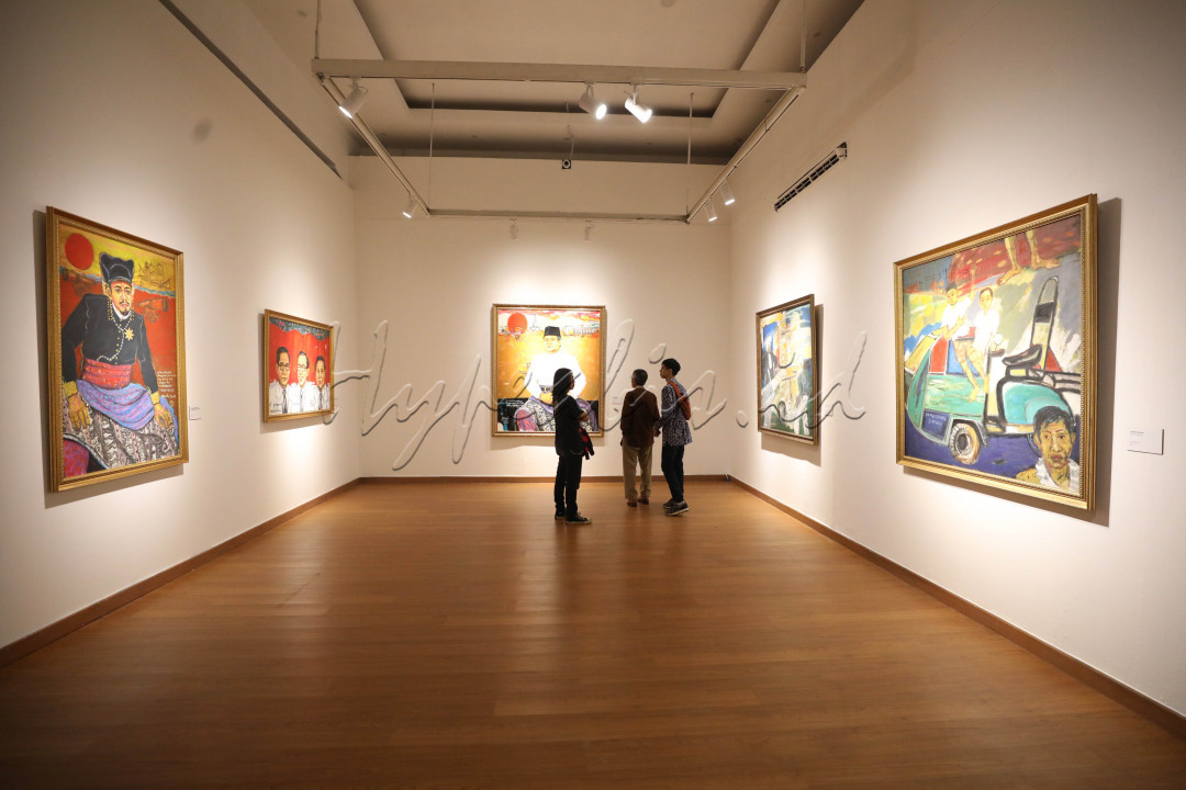 Berlangsung hingga 26 Januari 2025, pameran ini merupakan bentuk tribute kepada perupa bernama lengkap Raden Suhardi Adimaryono. Dia turut membentuk dinamika sejarah seni rupa di Indonesia dengan karya-karyanya yang sarat akan pesan sosial. Menteri Kebudayaan Fadli Zon, mengatakan Hardi merupakan salah satu eksponen dari Gerakan Seni Rupa Baru (GSRB) pada 1975. GSRB adalah sebuah gerakan yang muncul dari sebuah keinginan untuk bereksperimen di dunia seni rupa dengan lebih bebas tanpa ikatan baku.&nbsp;<br />
<br />
&nbsp;