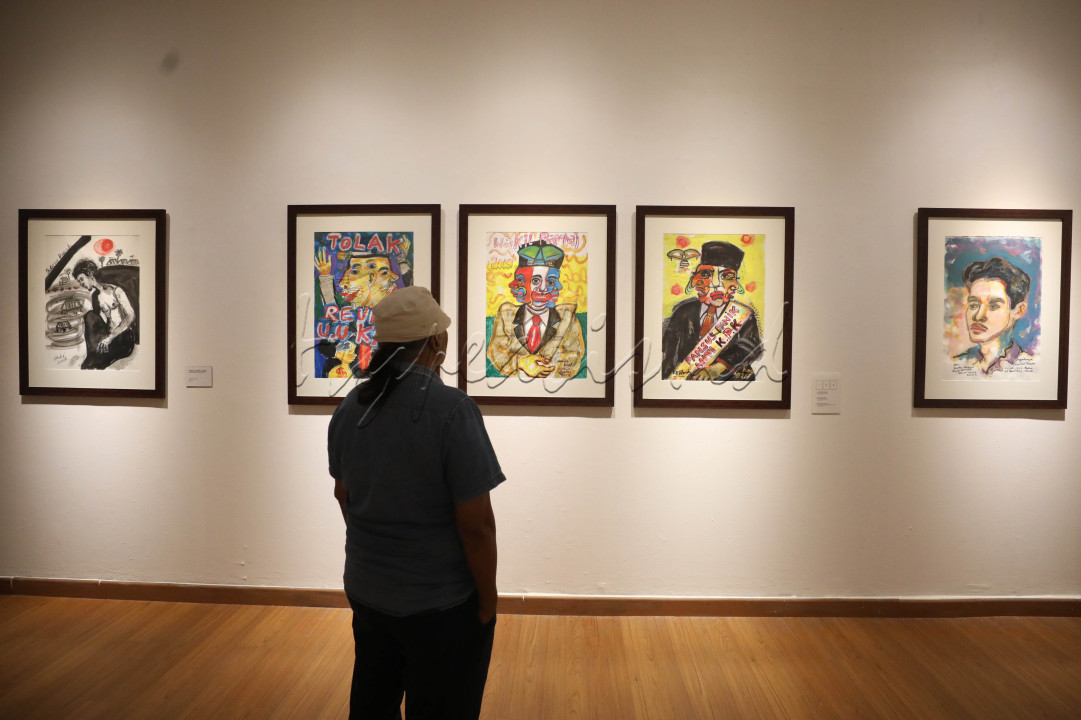 Selain menghadirkan kelindan artistik, pameran juga mengejawantahkan pemikiran sang seniman sejak era 70-an hingga tutup usia pada 2023. Selain dikenal sebagai perupa, Hardi juga seorang wartawan yang kritis dalam merespon realitas di masyarakat. Secara umum pameran ini menghadirkan karya Hardi dari awal pengembaraannya sebagai pelukis hingga berpulang. Salah satunya terejawantah dalam sketsa tanpa judul yang dibuat pada 1971, mengenai para pedagang di kawasan Malioboro, Yogyakarta. Ada pula karya terakhir Hardi yang belum selesai, yaitu gambar Mekah.<br />
<br />
Editor : Yayus Yuswoprihanto<br />
<br />
&nbsp;