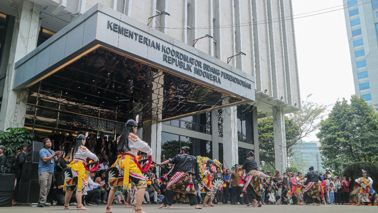 Seniman Reog Ponorogo menampilkan atraksi di halaman kantor Kemenko Perekonomian, Jakarta, Sabtu (11/1/2025). Pertunjukan yang&nbsp;diikuti oleh 40 seniman Reog Ponorogo tersebut dalam rangka syukuran penetapan sebagai Intangible Cultural Heritage (ICH) atau Warisan Budaya Tak Benda (WBTB) oleh UNESCO.