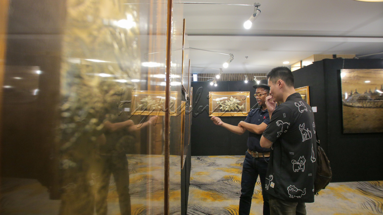 Dengan keberagaman aktivitas yang ditawarkan, Pameran Kasih tidak hanya menjadi ruang apresiasi seni, tetapi juga menjadi perayaan nilai-nilai kemanusiaan yang universal. Langkah ini menjadi bukti nyata bahwa seni tidak hanya berfungsi sebagai medium ekspresi, tetapi juga sebagai alat untuk menyalurkan cinta dan harapan.<br />
<br />
Editor : Yayus Yuswoprihanto&nbsp;
