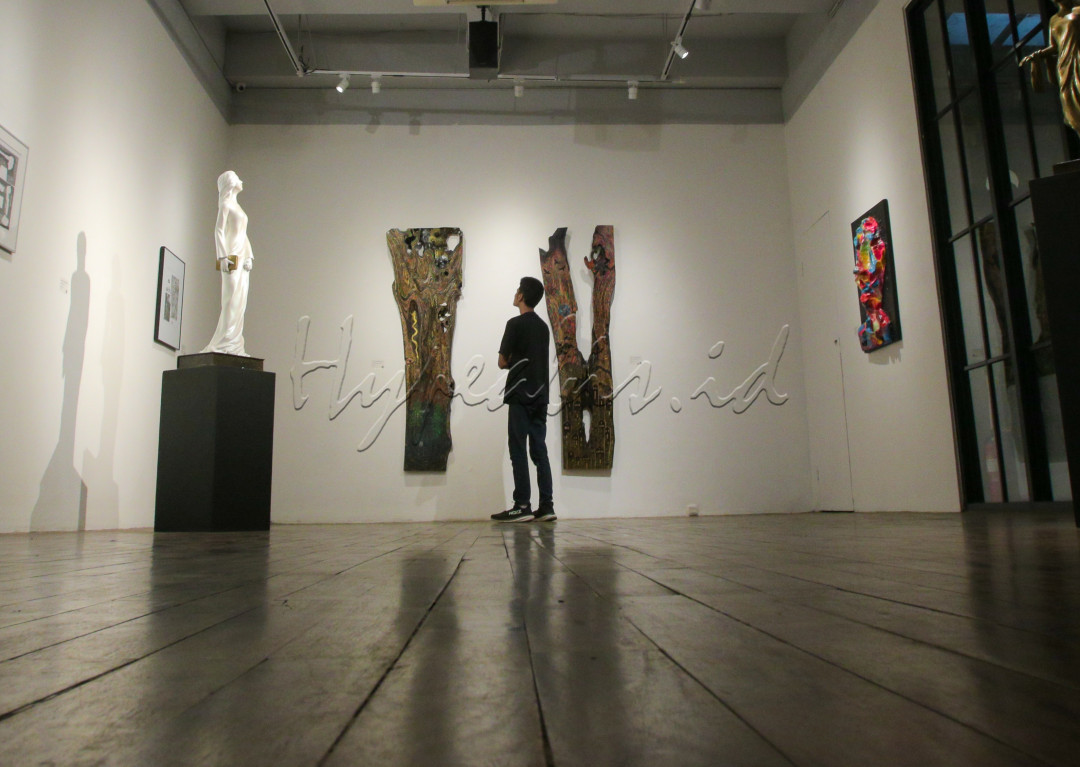 Pengunjung mengamati salah satu karya yang dipajang pada pameran Liminal Realties di Jakarta, Jumat (17/1/2025). Pameran tersebut menggabungkan seni lukis, grafis, dan patung, hasil eksplorasi kreatif para dosen Institut Kesenian Jakarta (IKJ).