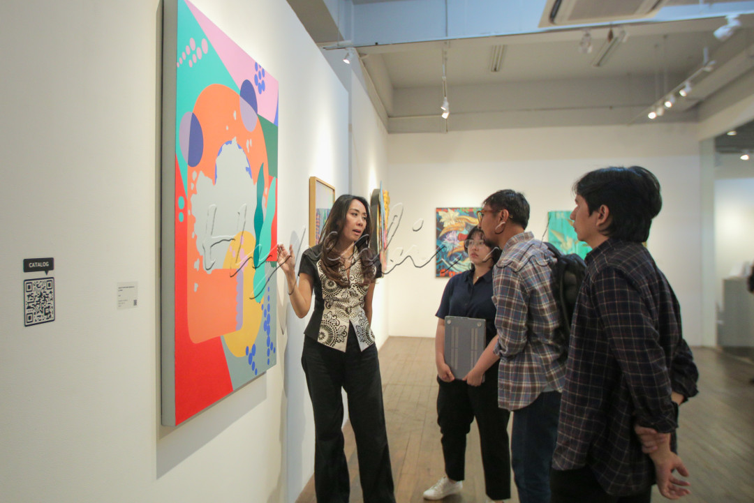 Pameran yang dikuratori oleh Esti Nurjadin itu&nbsp;menjadi ruang refleksi untuk mengeksplorasi batas-batas antara ruang, waktu, dan kesadaran&mdash;tiga dimensi yang saling berinteraksi dan menciptakan narasi-narasi baru yang menggugah.