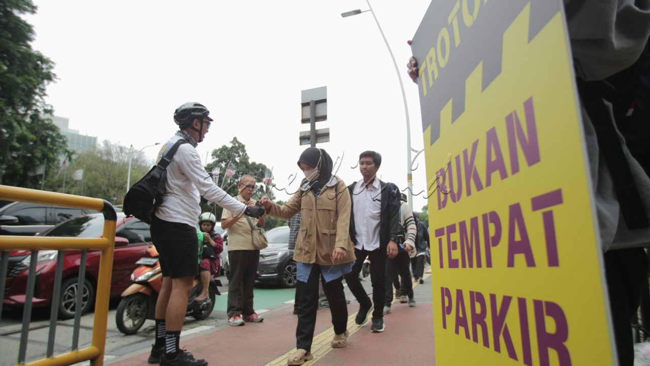 Kondisi ini diperparah oleh budaya berlalu lintas yang kerap abai terhadap aturan yang menjadikan trotoar sering kali tidak berfungsi sebagaimana mestinya. Sedikitnya jumlah trotoar yang memadai&nbsp; menjadikan keselamatan mereka tergadaikan di tengah hiruk-pikuk jalan raya.<br />
&nbsp;