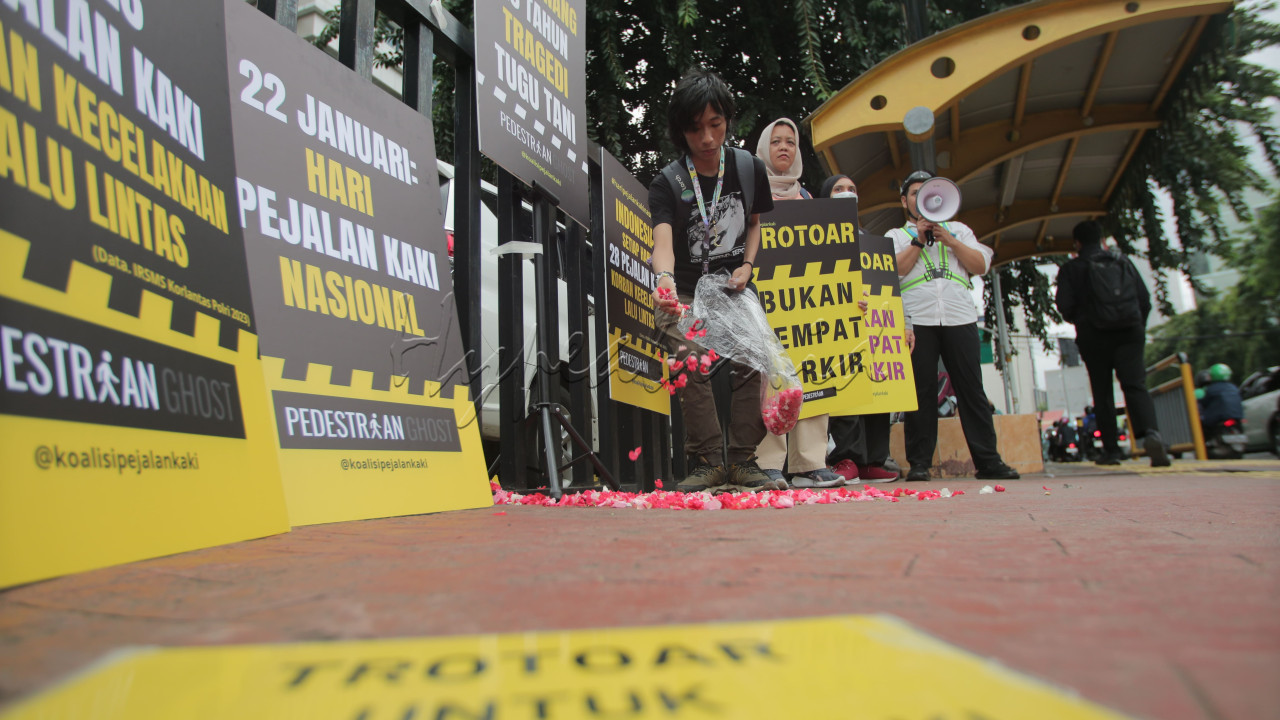 Peringatan ini juga menjadi momentum untuk mendesak kepala daerah terpilih agar memprioritaskan kebutuhan pejalan kaki dengan&nbsp;mengalokasikan anggaran khusus&nbsp;serta merancang rencana induk fasilitas pejalan kaki.&nbsp;<br />
<br />
Editor : Yayus Yuswoprihanto