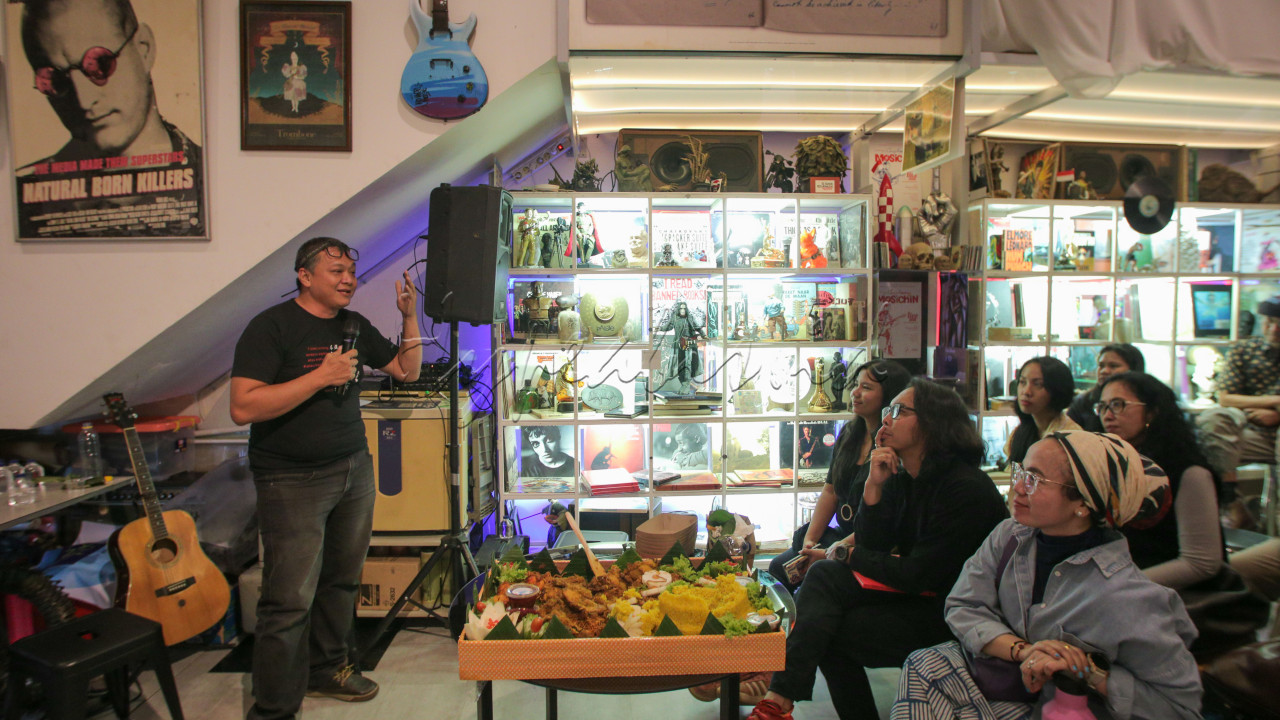 Dalam sesi ini, para pengunjung dapat mendengarkan langsung kisah di balik proses kreatif dari para pengisi buku dan zine foto yang telah dipilih secara kuratorial. Diskusi menarik ini dimoderatori oleh Andi Ari Setiadi dan Gunawan Widjaja, yang menggali lebih dalam setiap detail inspirasi dan cerita yang terkandung dalam karya-karya tersebut.<br />
&nbsp;