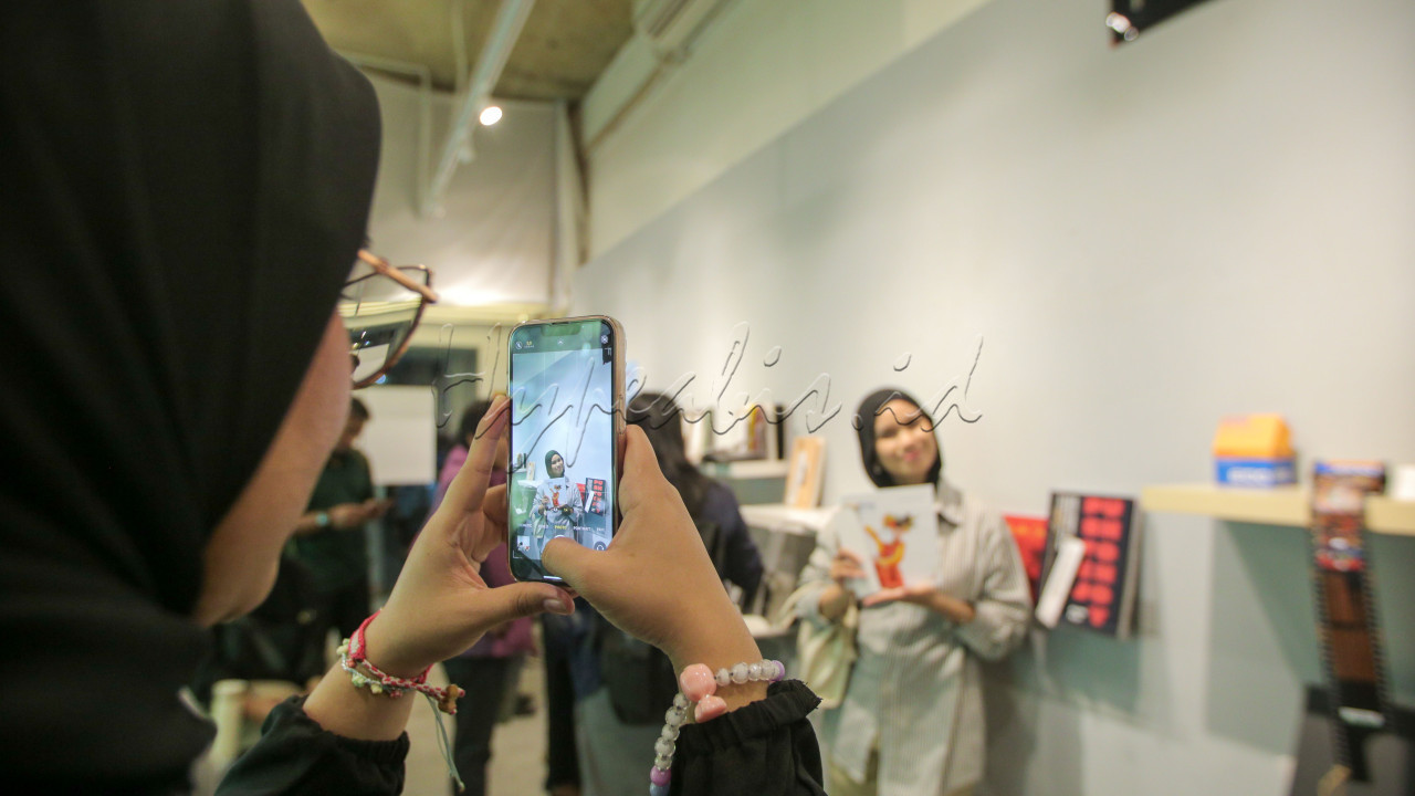 Setiap halaman dalam buku dan zine ini menawarkan cerita visual yang mendalam, memberikan pengalaman berbeda bagi para penikmat seni. Dengan atmosfer yang intim dan kolaboratif, acara ini tidak hanya menjadi tempat untuk menikmati karya, tetapi juga untuk berdiskusi dan menemukan inspirasi baru dalam bidang seni visual<br />
&nbsp;