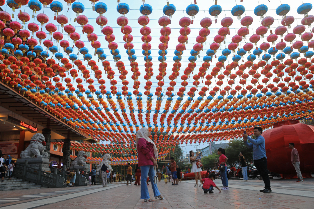 Sejumlah warga berfoto di dekat hiasan lampion di Maha Vihara Maitreya, Kompleks Cemara Asri Medan, Sumatra Utara. Pengurus vihara tersebut memasang 5.000 lampion warna warni untuk menyambut Tahun Baru Imlek 2576 Kongzili. Selain itu pengurus vihara&nbsp;juga menggelar berbagai kegiatan seperti bazar vegetarian pada 29 Januari - 12 Februari 2025. Bazar ini digelar selama 15 hari sekaligus menyambut Cap Go Meh.<br />
&nbsp;
