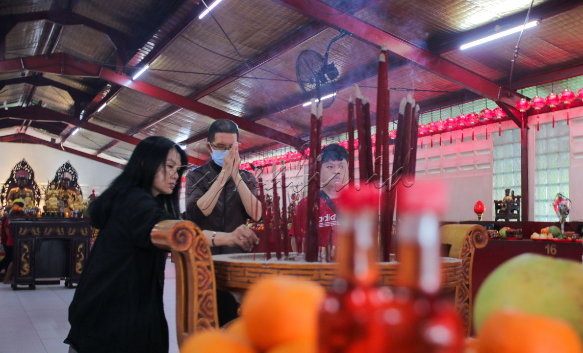 Kegiatan ini tidak hanya memiliki makna spiritual, tetapi juga mempererat hubungan antargenerasi dalam komunitas Tionghoa. Para orang tua mengajarkan nilai-nilai leluhur kepada anak-anak mereka, memastikan warisan tradisi ini tetap hidup.<br />
<br />
Editor : Yayus Yuswoprihanto