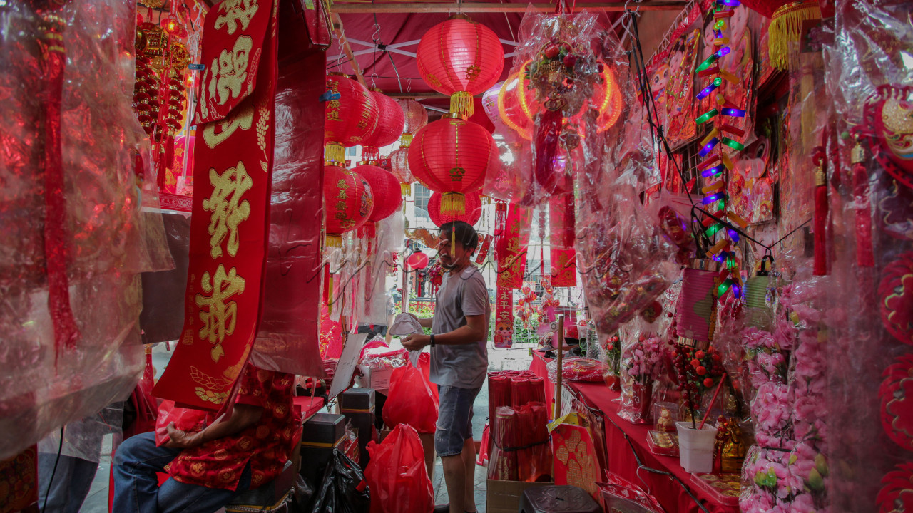 Aneka pernak pernik Imlek yang didominasi warna merah seperti lampion, amplop angpao, bunga serta miniatur ular kayu banyak dijajakan oleh pedagang di kawasan ini. Para pedagang pun memanfaatkan momen ini untuk mencari rezeki sambil merayakan tradisi Tionghoa.<br />
&nbsp;