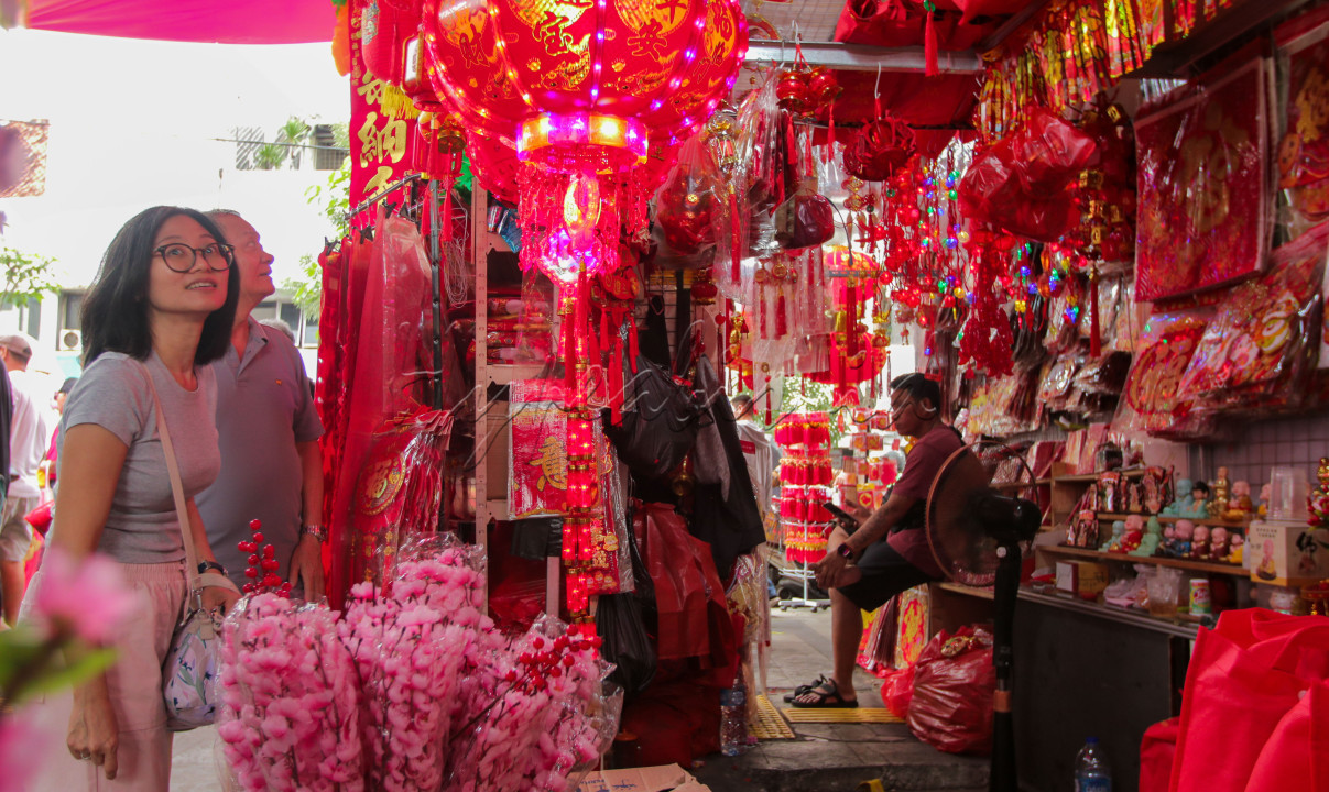 Seorang pakar feng shui Yulius Fang menyatakan bahwa barang-barang khas Imlek melambangkan harapan-harapan baik pada tahun baru. Semua merupakan bagian dari budaya Tionghoa, memulai tahun baru dengan hal yang baik.<br />
<br />
Editor : Yayus Yuswoprihanto
