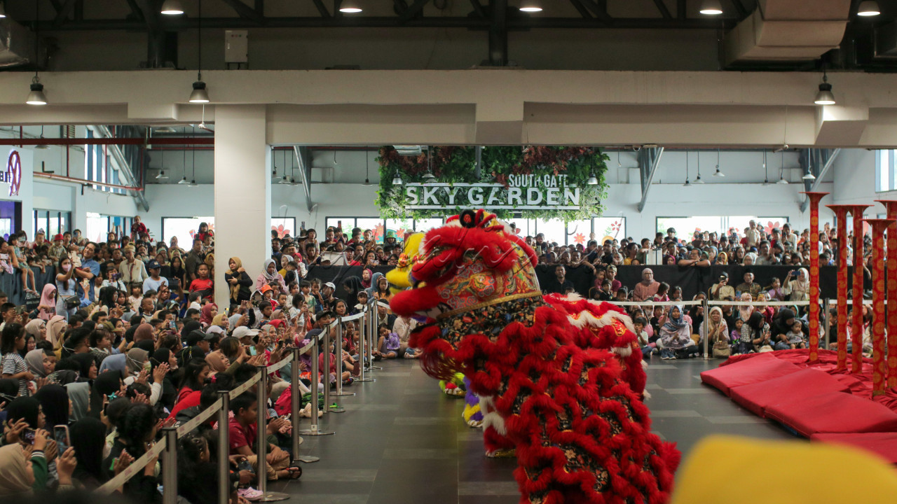 Pengunjung menyaksikan atraksi barongsai di Mall AEON Tanjung Barat, Jakarta, Rabu (29/1/2025).&nbsp;Atraksi barongsai tersebut digelar untuk memeriahkan Tahun Baru Imlek 2576 Kongzili.
