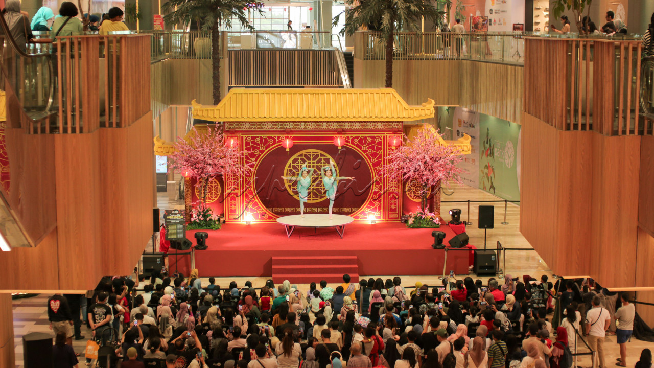 Para pemain menampilkan atraksi akrobatik di pusat perbelanjaan&nbsp;The Park Pejaten,&nbsp;Jakarta, Sabtu (1/2/2025). Kelompok akrobatik yang berasal dari China tersebut hadir di Jakarta untuk memeriahkan Tahun Baru Imlek 2576 Kongzili.&nbsp;