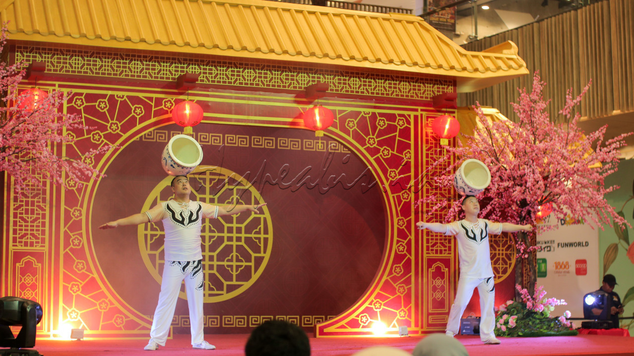 Berbagai jenis atraksi menarik mereka hadirkan seperti&nbsp; <em>Nicycle Juggling, Hat Juggling, </em>dan<em> Jar Juggling.&nbsp;</em>Tak ketinggalan pula pertunjukan <em>Pole Lion Dance, Dragon Dance, Face Changing</em>, dan <em>Chai Sen Parade</em>&nbsp;kian menambah semarak suasana Imlek.&nbsp;