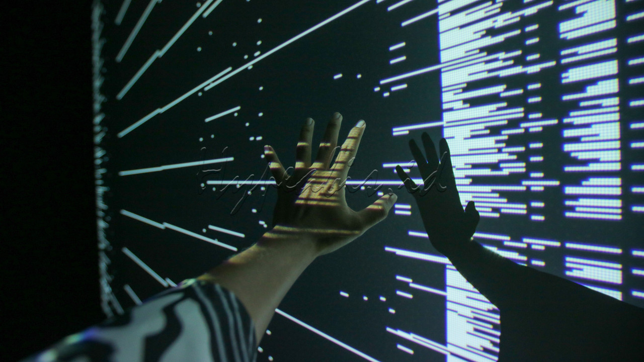 Pengunjung mengamati salah karya yang dipajang pada Pameran&nbsp;Ryoji Ikeda di Urban Forest Cipete, Jakarta. Senin (3/2/2025). Pameran seni instalasi ini dijadwalkan berlangsung hingga 13 April 2025.&nbsp;