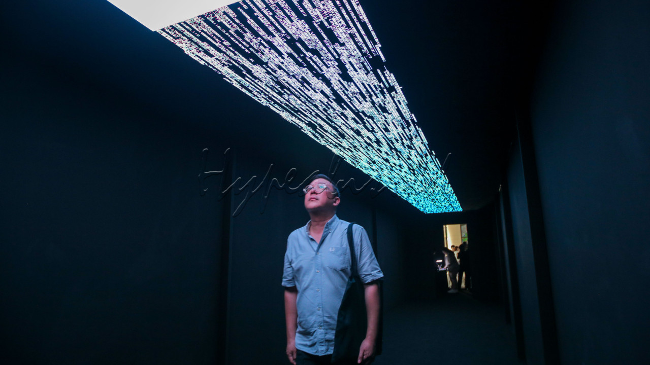 Seniman asal Jepang ini dikenal dengan karyanya yang menggabungkan suara, cahaya, dan data untuk menciptakan pengalaman sensorik yang unik. Dalam pameran ini pengunjung akan diajak memasuki ruang gelap yang dipenuhi dengan komposisi audiovisual presisi tinggi, menghasilkan efek yang mendalam dan imersif. Karya-karya seperti data.scan, data.tron, dan spectra dipajang dengan estetika minimalis dengan penggunaan algoritma dan sinyal elektronik.