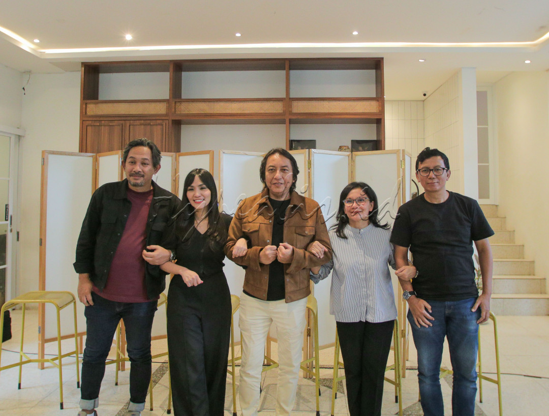 Presiden Director Wahana Musik Indonesia (WAMI) Adi Adrian (tengah), Managing Director Suseno A Prasetyo (kanan), Badan Pengawas WAMI Damayanti Ariandini (kedua kanan), Musisi Makki O. Parikesit (kiri) dan Pencipta Lagu Fia Fellow berfoto bersama seusai <em>media gathering</em> di Jakarta, Rabu (5/2/2025). WAMI menutup 2024 dengan berbagai pencapaian signifikan yang memperkuat perannya dalam industri musik Tanah Air.&nbsp;
