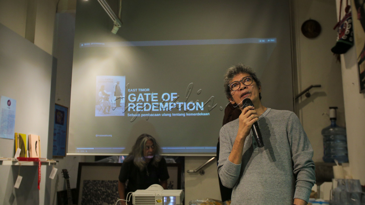 Pewarta foto senior Eddy Hasby memberikan sambutan pada peluncuran buku &nbsp;East Timor: Gate of Redemption di Yayasan Riset Mata Waktu, Jakarta, Kamis (6/2/2025).&nbsp;Acara yang juga diisi dengan diskusi tersebut menghadirkan nara sumber pewarta foto senior Beawiharta dan Oscar Motuloh yang membahas sejarah serta proses kreatif di balik karya tersebut.<br />
&nbsp;