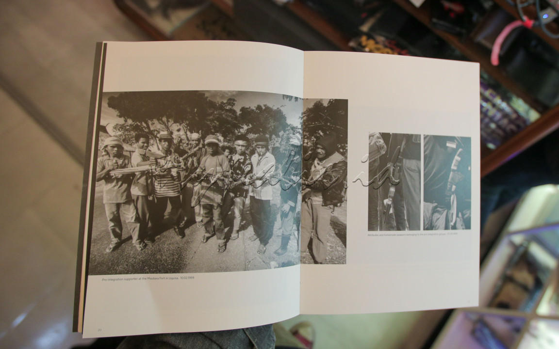 Foto-foto yang diabadikan dalam buku ini memperlihatkan realitas yang terjadi di lapangan dengan sudut pandang yang mendalam. Buku ini dianggap sebagai salah satu catatan visual penting bagi dunia fotografi jurnalistik. Karya Eddy Hasby memberikan pemahaman yang lebih luas tentang situasi yang terjadi pada masa tersebut.<br />
<br />
Editor : Yayus Yuswoprihanto