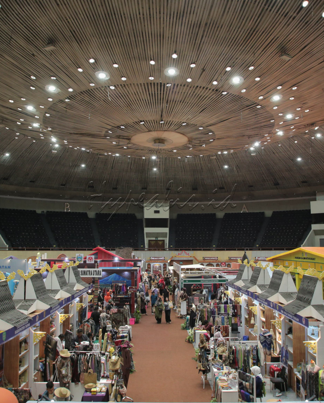 Pengunjung berjalan di antara deretan stan peserta The 25th Jakarta Internasional Handicraft Trade Fair (Inacraft ) 2025 di Jakarta Convention Center (JCC), Jakarta, Sabtu (8/2/2025).&nbsp;Pameran hasil kerajinan tangan yang diselenggarakan pada 5&ndash;9 Februari 2025 tersebut diikuti sebanyak 1061 stan peserta dan merupakan yang terbesar di Asia Tenggara.<br />
&nbsp;