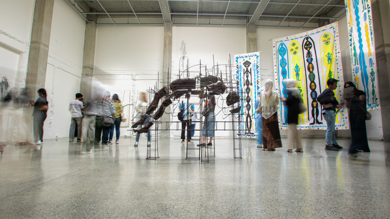 Sejumlah pengunjung menikmati karya seni yang dipajang pada pameran bertema There Is No Centre di ROH Project, Jakarta, Sabtu (8/2/2025).&nbsp;Pameran yang menampilkan&nbsp;karya dari 18 seniman ini&nbsp;dijadwalkan berlangsung pada 25 Januari &ndash; 13 April 2025.<br />
&nbsp;