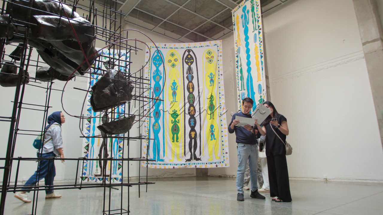Selain menjadi ajang eksplorasi artistik, pameran ini juga menawarkan pengalaman visual yang menarik bagi pengunjung. Cara dan tempat karya-karya diposisikan menciptakan ruang yang imersif, menjadikannya spot foto yang menarik dan Instagramable.