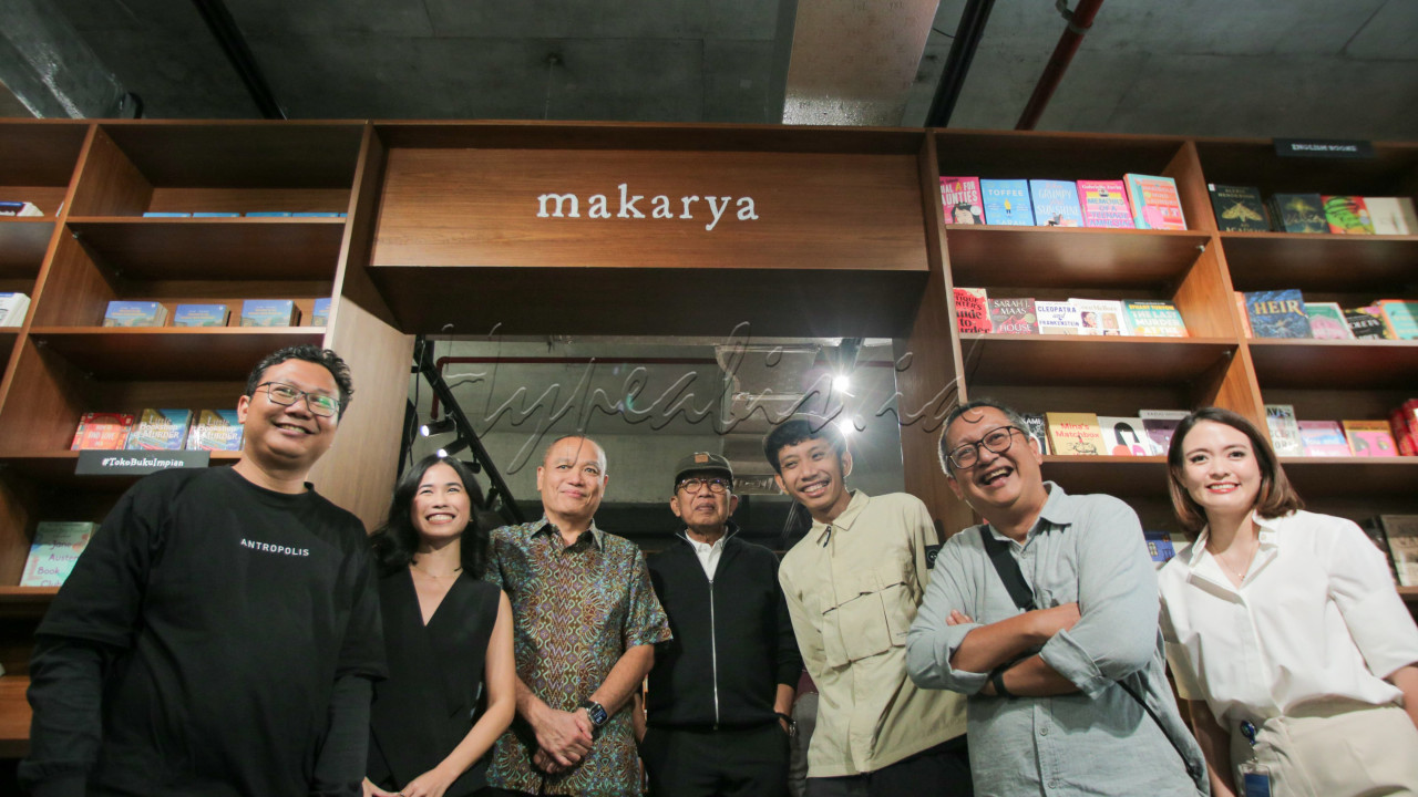 Pemilik Toko Buku Akik Tomi Wibisono (ketiga kanan) bersama tamu undangan menghadiri peluncuran Makarya di Gramedia Matraman, Jakarta, Selasa (11/2/2025). Ruang literasi ini lahir dari kolaborasi antara Gramedia dan pemilik Toko Buku Akik, Tomi Wibisono, dengan tujuan menciptakan tempat yang nyaman dan aman bagi para pencinta buku.