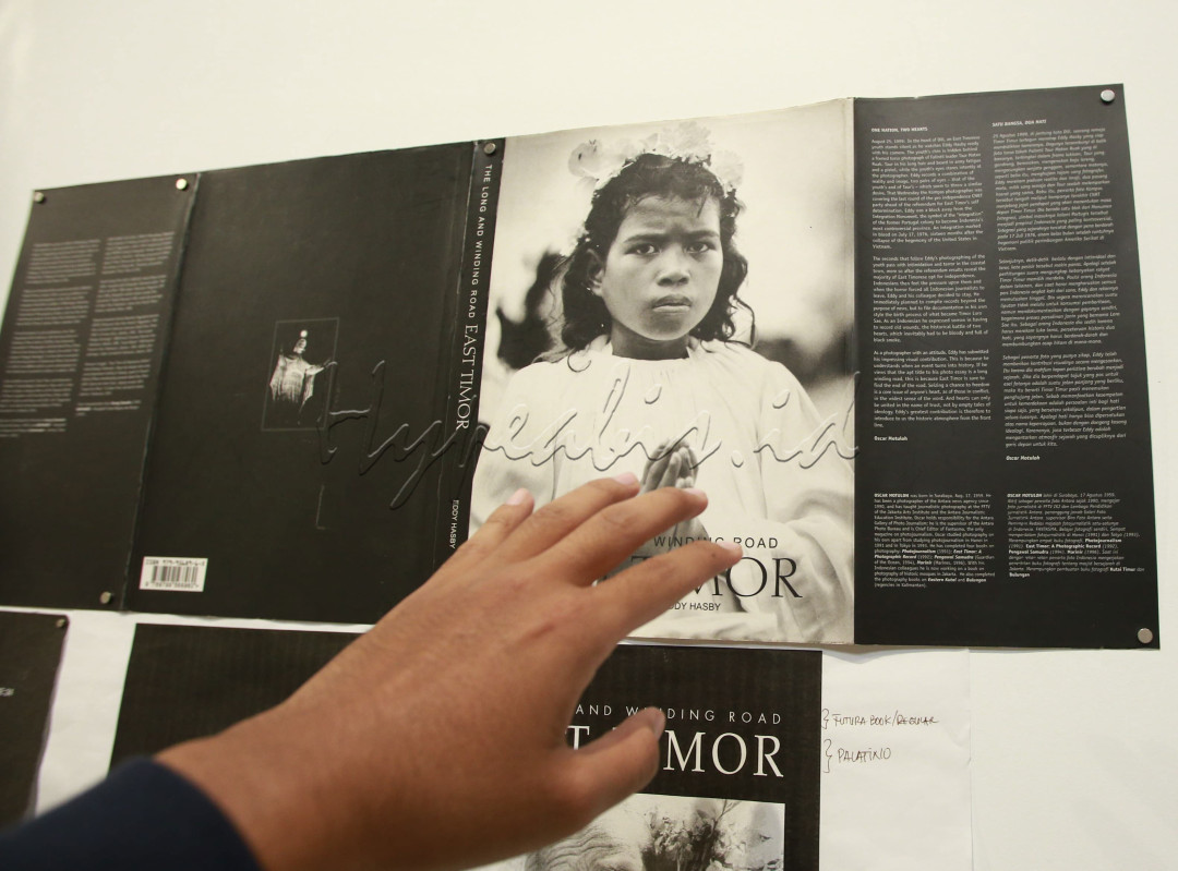 Pameran ini juga merupakan bagian dari Pentas Buku Foto 2025, hasil kolaborasi Yayasan Riset Visual Matawaktu dan Gueari Galeri. Selain menampilkan foto-foto dokumenter tentang perjalanan panjang Timor Timur, pameran yang menampilkan karya-karya Eddy Hasby ini juga menunjukkan pentingnya proses pengarsipan dalam menghasilkan sebuah karya.<br />
&nbsp;