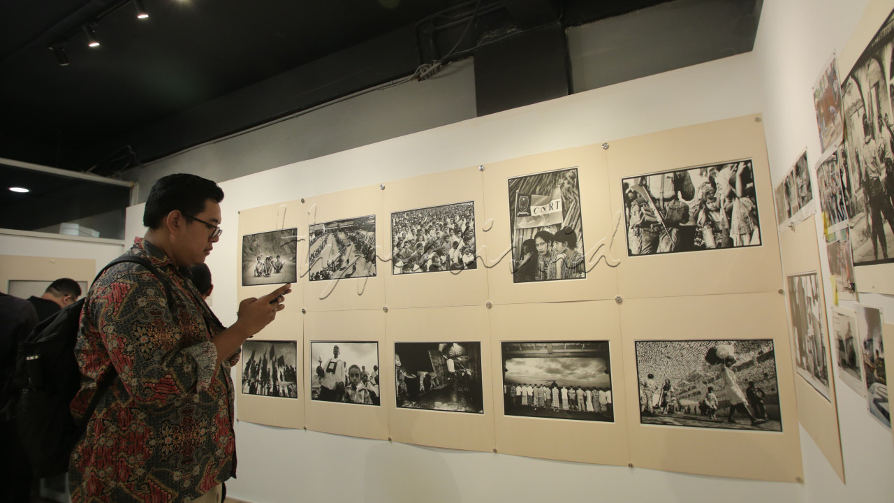 Dengan konsep ini, pameran tidak hanya menghadirkan hasil akhir, tetapi juga menggambarkan perjalanan panjang dalam merangkai sebuah karya visual yang utuh.<br />
<br />
Editor : Yayus Yuswoprihanto