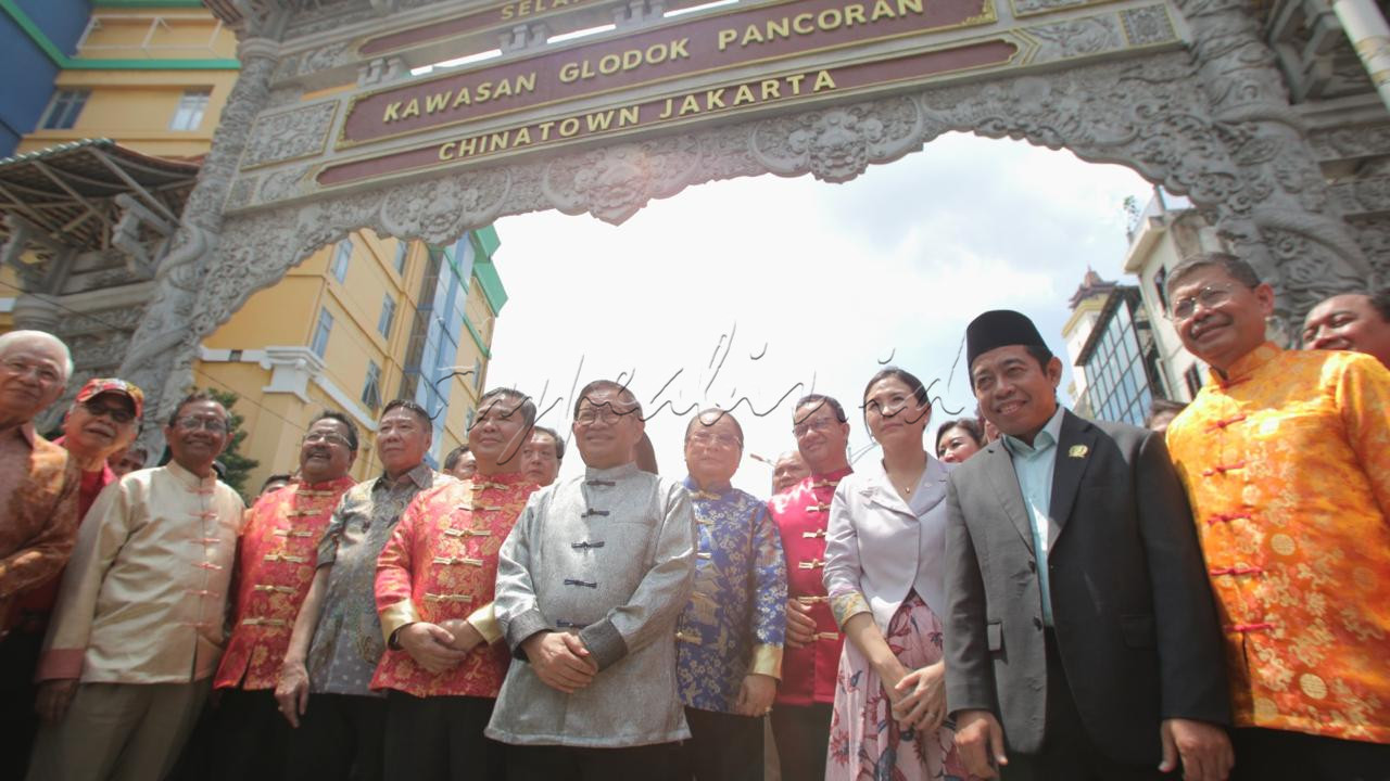 Gubernur terpilih Daerah Khusus Jakarta Pramono Anung (tengah), Pj Gubernur Teguh Setyabudi (keenam kiri), Wakil Gubernur terpilih Rano Karno (keempat kiri), Gubernur DKI periode 2017-2022 Anies Baswedan (keempat kanan), Wakil Menteri Pemberdayaan Perempuan dan Perlindungan Anak Veronica Tan (ketiga kanan) serta para pemangku kepentingan hadir pada acara perayaan Cap Go Meh di kawasan Pancoran Chinatown, Glodok, Jakarta, Rabu (12/2/2025). Cap Go Meh merupakan akhir dari rangkaian perayaan tahun baru Imlek yang dilakukan setiap tanggal 15 pada bulan pertama penanggalan Tionghoa atau 2 minggu setelah Imlek.&nbsp;<br />
&nbsp;