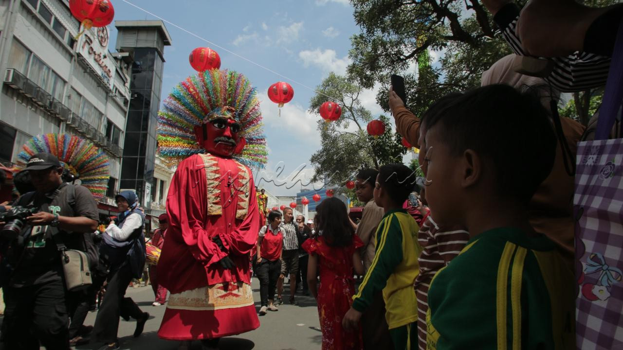 Perayaan yang menampilkan perpaduan seni budaya Betawi dan Tionghoa seperti tarian Betawi, barongsai, liong, ondel-ondel, tanjidor, serta gambang kromong ini berlangsung meriah. Meski diterpa panas yang cukup terik, masyarakat tetap antusias menyaksikan.<br />
&nbsp;