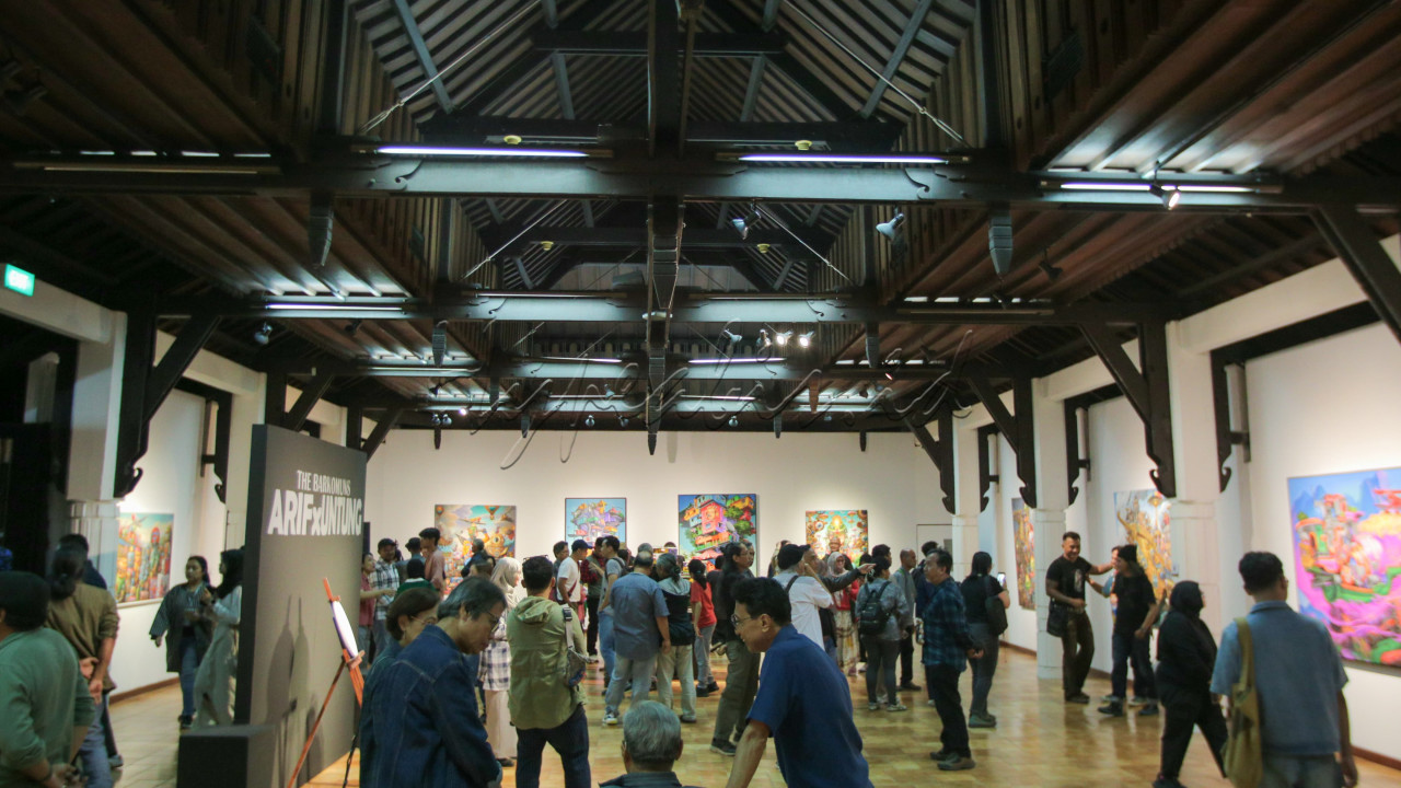 Pengujung memadati pameran Cinta yang Tampak karya Arief Budiman dan Untung Budiono di Bentara Budaya, Jakarta, Jumat (14/2/2025). Pameran ini mengeksplorasi narasi urban melalui 29 lukisan dan 2 instalasi yang merefleksikan kehidupan perkotaan.&nbsp;